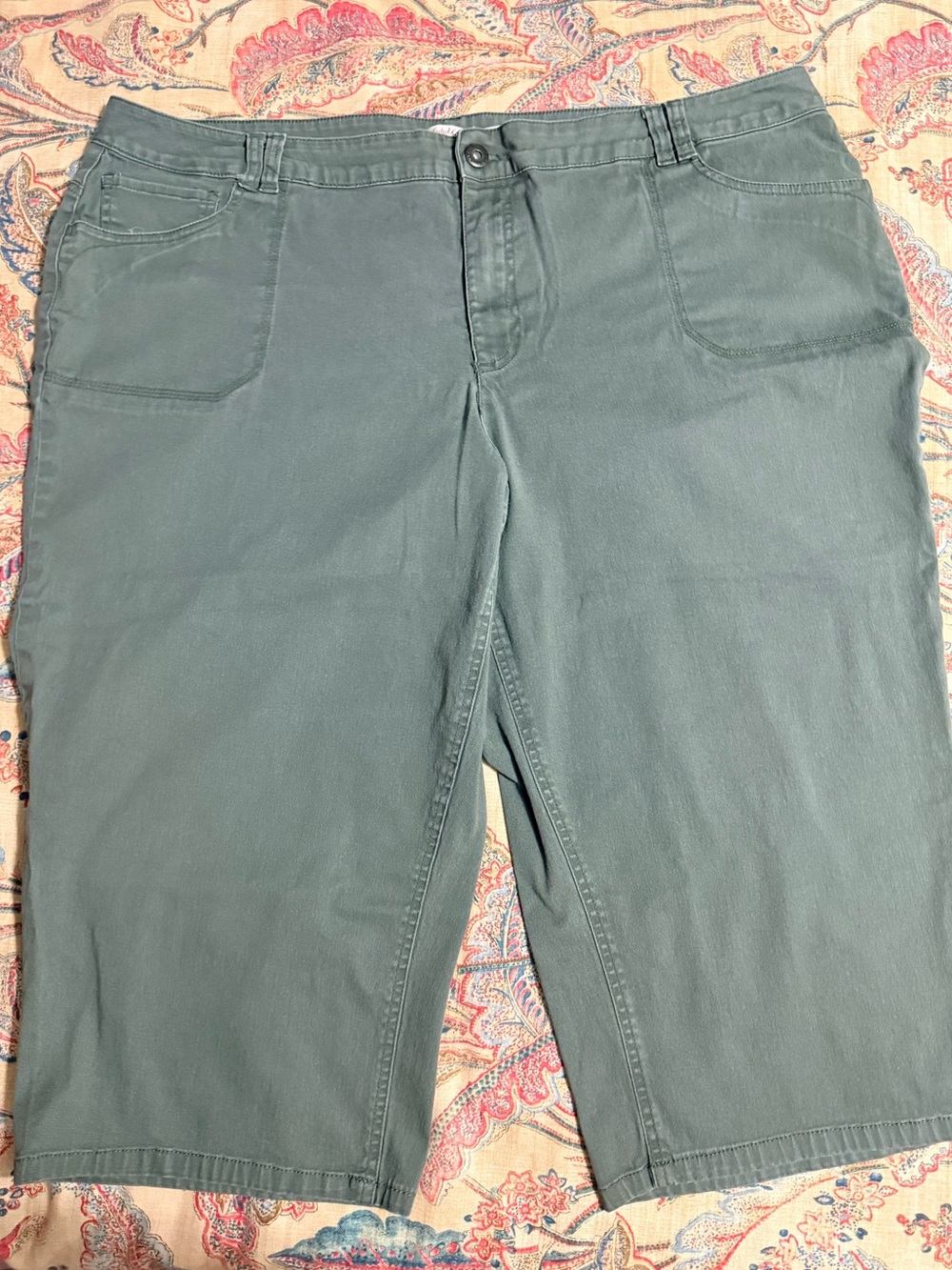 Faded Glory women’s 26w olive green capris.  Loose fit.